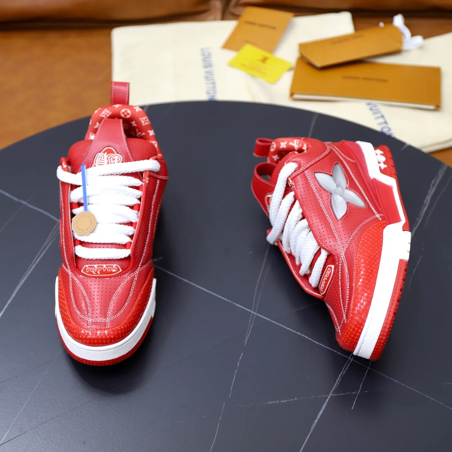 Ex-factory price: 860💰LV Couple👫Louis Vuitton TRAINER sneakers classic Louis Vuitton men's artistic director Virgil Abloh picked inspiration to create this LV Trainer sneaker. Yingze crystal inlays present a colorful effect. VS can be matched with two gorgeous effect colors. The LV letter logo badge on the tongue is gorgeous and noble. The LV letter is decorated on the side. The outsole is decorated with a Monogram flower pattern. It shows the trend of elegance and nobility! Men's and women's models: 35-46